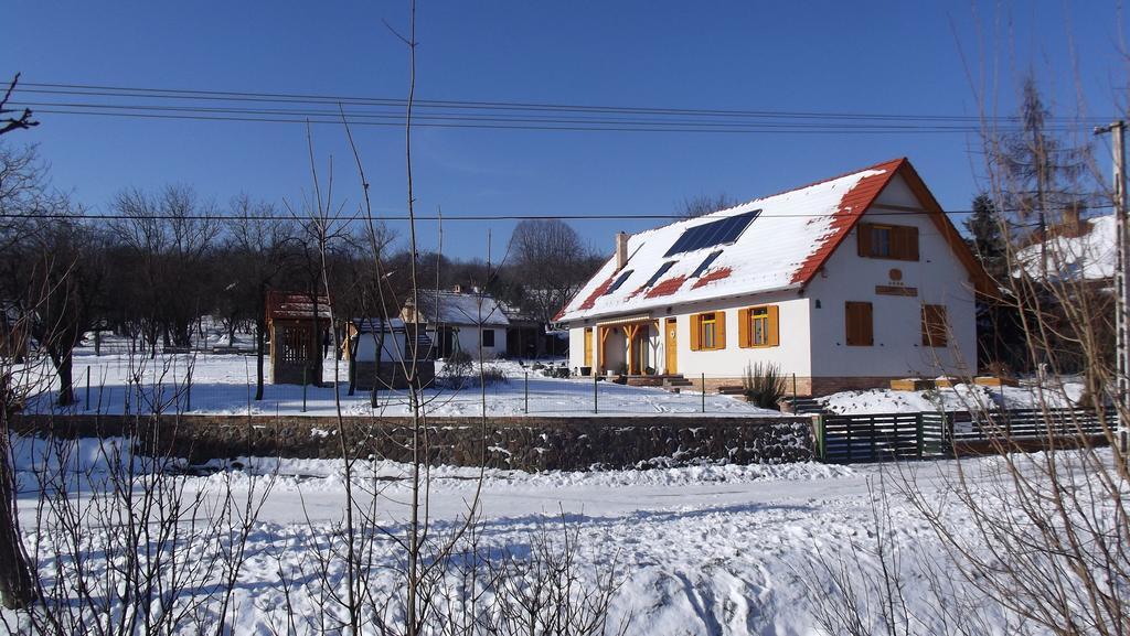 Rozmaring Vendeghaz Hotel Zengovarkony Exterior photo